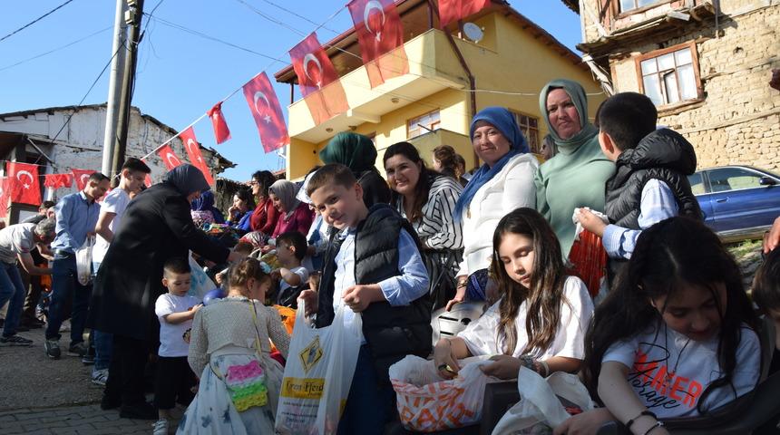 Bilecik'te 6 asırlık "şeker atma" geleneği sürdürülüyor