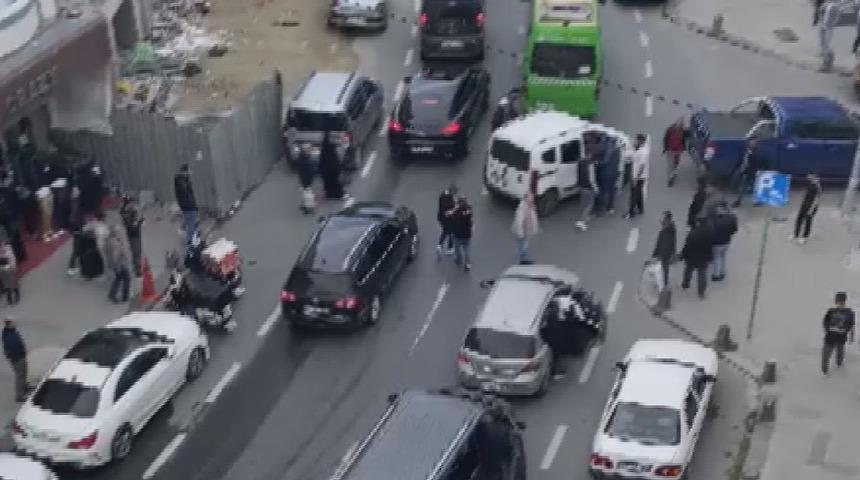 İstanbul'da yol verme kavgası! Çevredekiler ayırdı