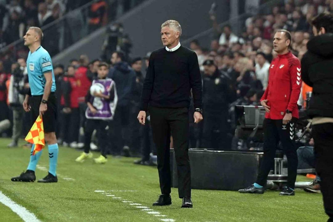 Beşiktaş derbide Galatasaray ı 2-1 yenerek namağlup serisine noktayı koydu! Siyah-Beyazlılar ın kazanmasına Fenerbahçeliler de çok sevindi... 7