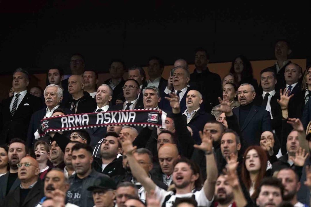 Beşiktaş derbide Galatasaray ı 2-1 yenerek namağlup serisine noktayı koydu! Siyah-Beyazlılar ın kazanmasına Fenerbahçeliler de çok sevindi... 10