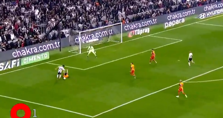 Derbide inanılmaz gol! Topu tam 40 metre sürdü tüm sahayı tek başına geçti... Beşiktaş-Galatasaray maçında gol perdesini açtı G3