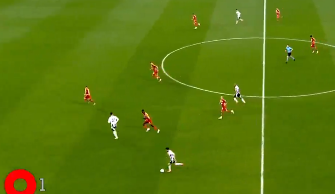 Derbide inanılmaz gol! Topu tam 40 metre s&uuml;rd&uuml; t&uuml;m sahayı tek başına ge&ccedil;ti... Beşiktaş-Galatasaray ma&ccedil;ında gol perdesini a&ccedil;tı