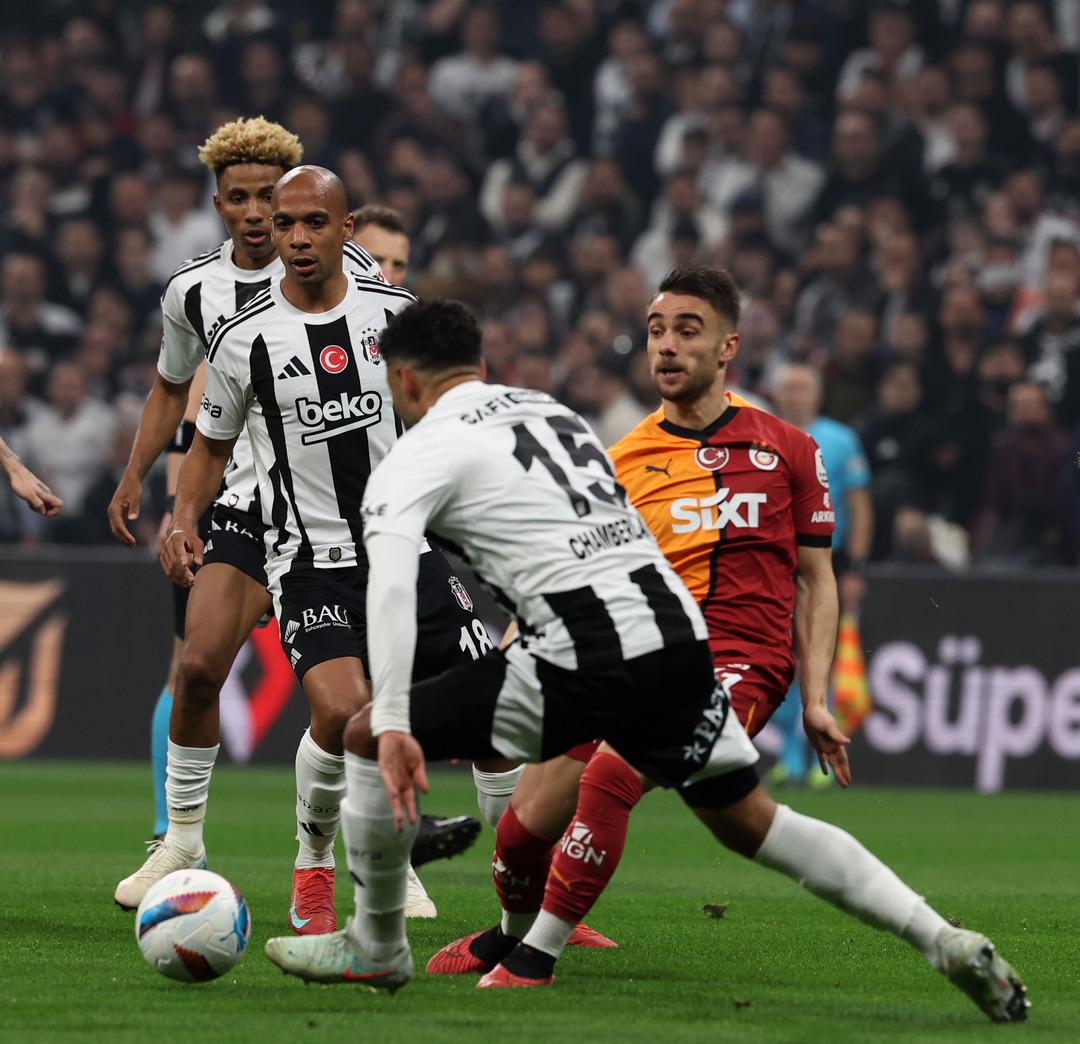 Beşiktaş derbide Galatasaray ı 2-1 yenerek namağlup serisine noktayı koydu! Siyah-Beyazlılar ın kazanmasına Fenerbahçeliler de çok sevindi... 3