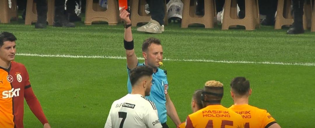 Galatasaray derbide 10 kişi kaldı! Yasin Kol VAR uyarısı sonrası o oyuncuya kırmızı kart gösterdi... 1