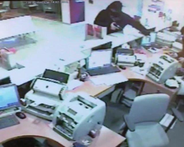 (Ek bilgi ve fotoğrafla) - Üsküdar'da banka soygunu güvenlik kamerasında