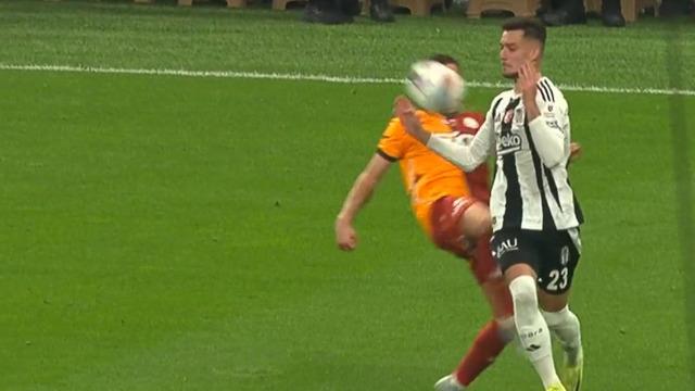 Galatasaray derbide 10 kişi kaldı! Yasin Kol VAR uyarısı sonrası o oyuncuya kırmızı kart gösterdi...