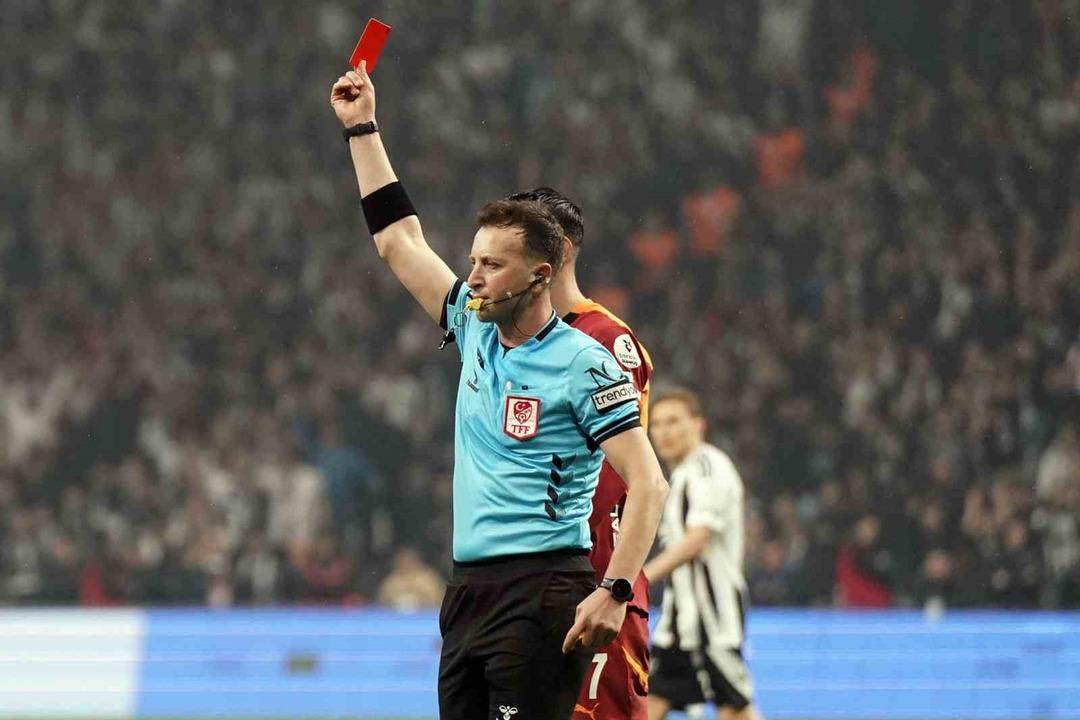 Beşiktaş derbide Galatasaray ı 2-1 yenerek namağlup serisine noktayı koydu! Siyah-Beyazlılar ın kazanmasına Fenerbahçeliler de çok sevindi... 2