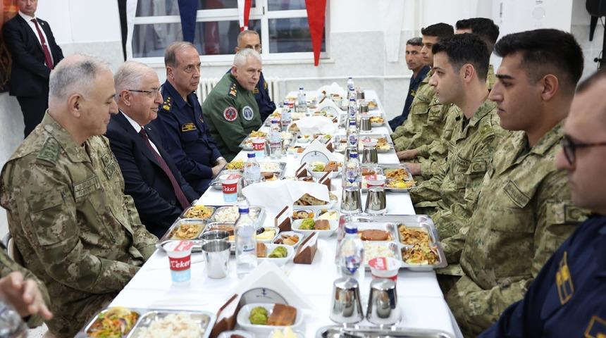 Milli Savunma Bakanı Güler, Çanakkale’de Amfibi Kolordu Komutanlığı'nda görevli askerlerle iftar yaptı