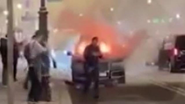 Rusya Devlet Başkanı Putin’e ait limuzin patlamanın ardından alev aldı