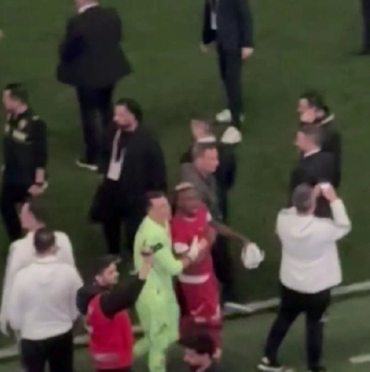 Derbi bitti ortalık karıştı! Osimhen ile Abdülkerim Bardakcı Beşiktaş tribünleri ile birbirine girdi G5