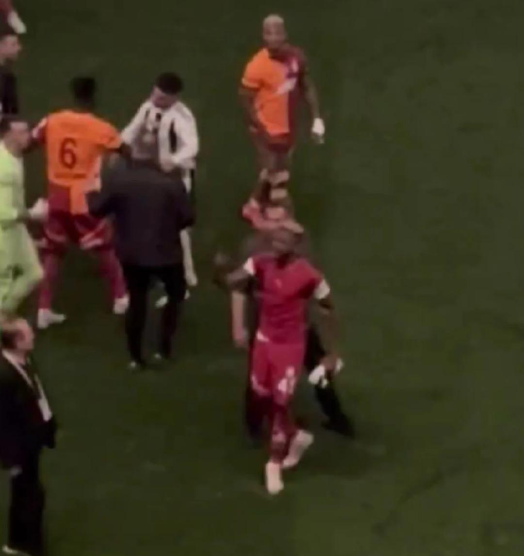 Derbi bitti ortalık karıştı! Osimhen ile Abdülkerim Bardakcı Beşiktaş tribünleri ile birbirine girdi 2