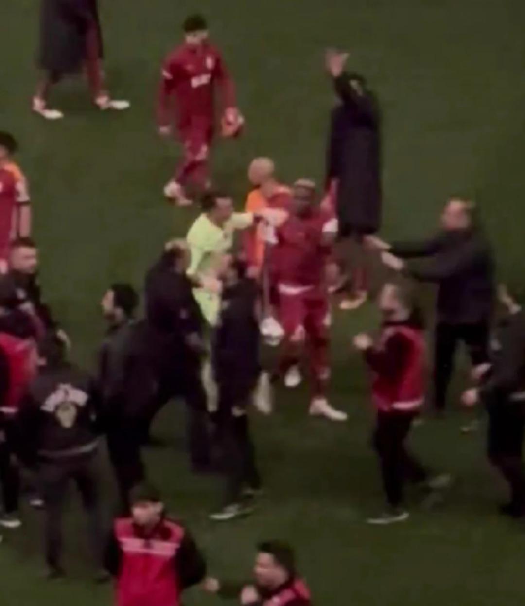 Derbi bitti ortalık karıştı! Osimhen ile Abdülkerim Bardakcı Beşiktaş tribünleri ile birbirine girdi 1