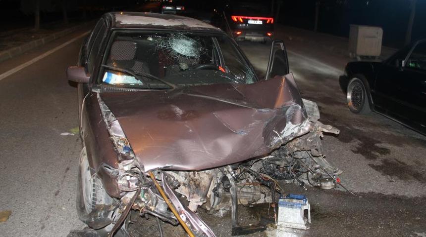 Konya’da lastiği patlayan otomobil direğe çarptı, sürücüsü yaralandı