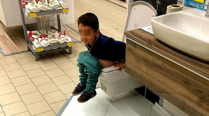 AVM’de görenleri şoke eden görüntü! Bir anda tuvaletini yaptı