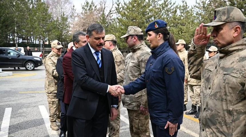 Vali Çiftçi Mehmetçikle bayramlaştı