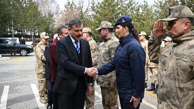 Vali Çiftçi Mehmetçikle bayramlaştı