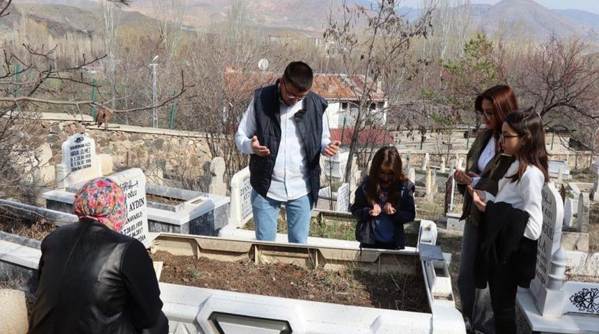 Bayramda mezarlıklara ziyaretçi akını