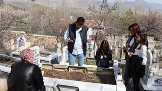Bayramda mezarlıklara ziyaretçi akını