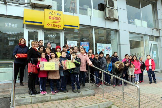 Minik elleriyle ördükleri atkıları asker ağabeylerine gönderdiler