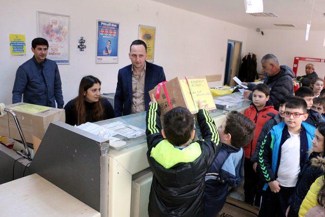 Minik elleriyle ördükleri atkıları asker ağabeylerine gönderdiler