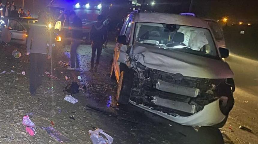 Otomobil ile hafif ticari araç çarpıştı: 3’ü çocuk 4 yaralı