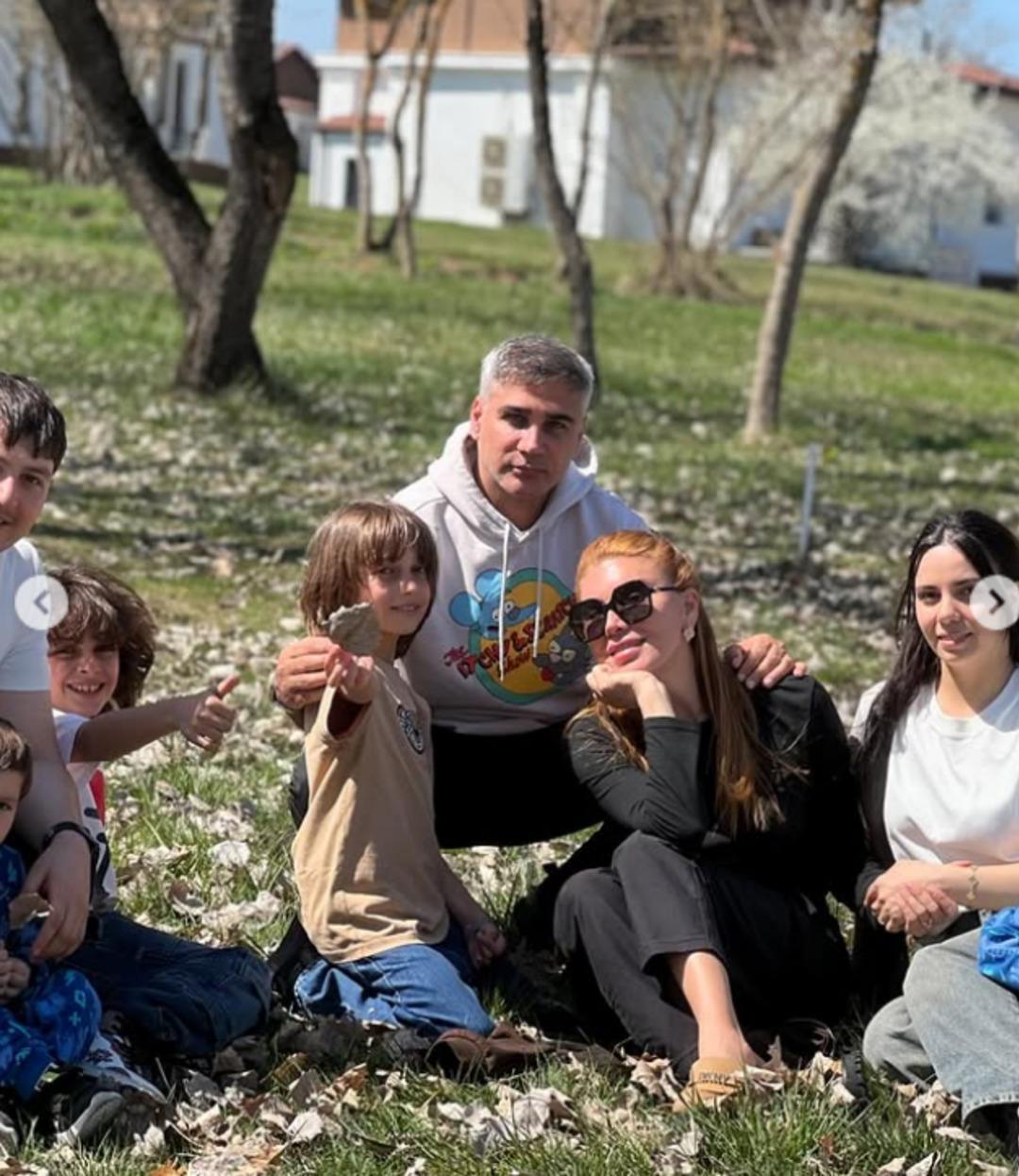 Şarkıcı Doğuş un eşi Hoşkedem Hidayetkızı bayram pozuyla dikkat çekti! "Karınız çok güzel" 2