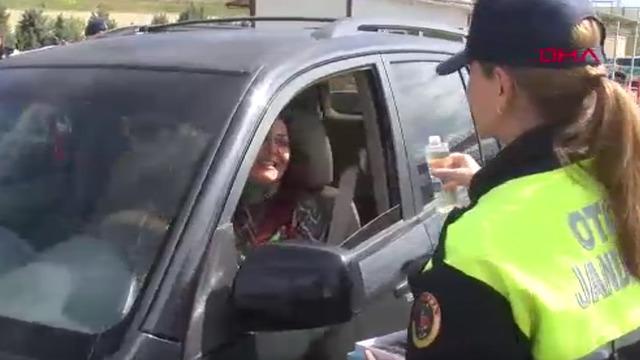 İzmir'de denetimlerde sürücülere kolonya ve çikolata ikramı