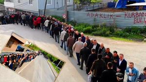 Gelenek bu yıl da bozulmadı! Kadın, erkek, &ccedil;ocuk herkes sıraya girdi: Kuyruk 1 kilometreyi buldu