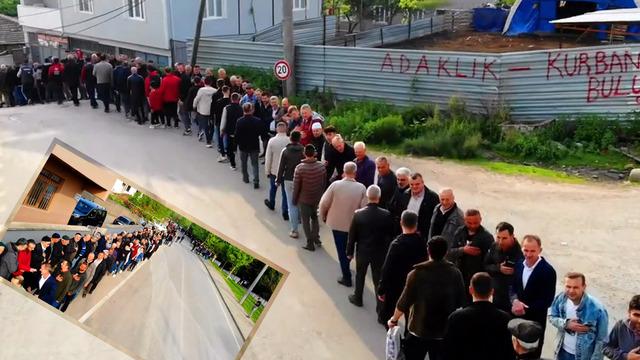 Gelenek bu yıl da bozulmadı! Kadın, erkek, çocuk herkes sıraya girdi: Kuyruk 1 kilometreyi buldu