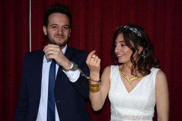 Sevgililer G&uuml;n&uuml; nde evlenen polis &ccedil;ifte meslektaşlarından kelep&ccedil;e 1