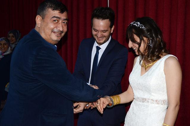 Sevgililer G&uuml;n&uuml; nde evlenen polis &ccedil;ifte meslektaşlarından kelep&ccedil;e 2