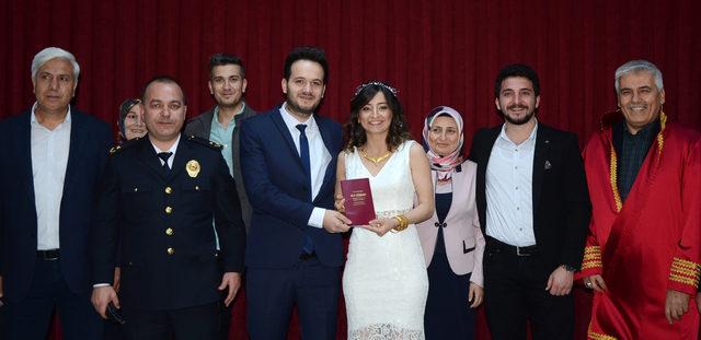 Sevgililer G&uuml;n&uuml; nde evlenen polis &ccedil;ifte meslektaşlarından kelep&ccedil;e 3