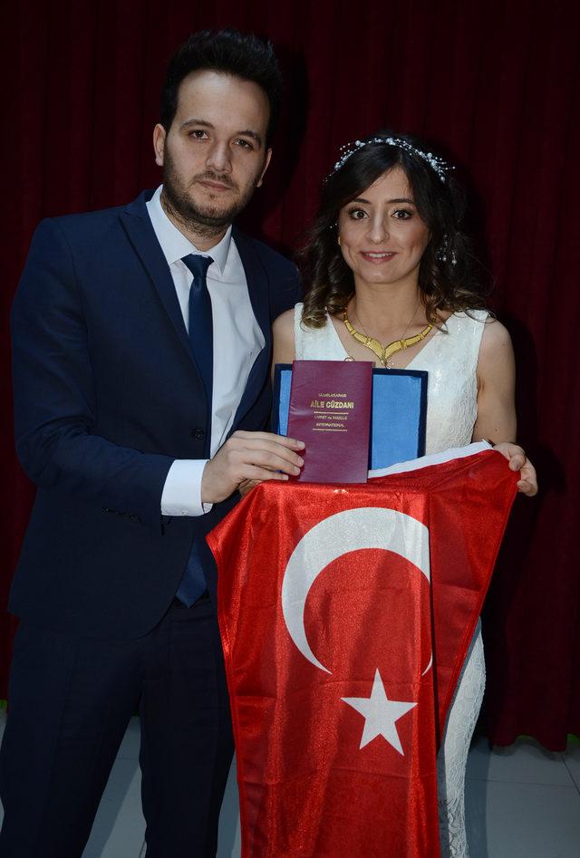 Sevgililer G&uuml;n&uuml; nde evlenen polis &ccedil;ifte meslektaşlarından kelep&ccedil;e 4