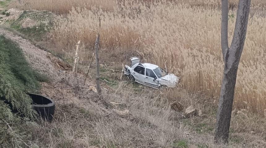 Lastiği patlayan otomobil şarampole yuvarlandı: 1 yaralı