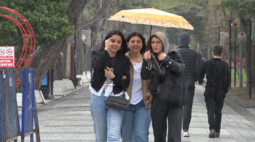 Kırklareli'nde sağanak yağış etkili oluyor