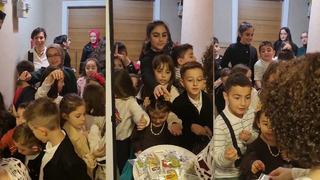 20 çocuk kapı kapı dolaşıp bayramlaştı