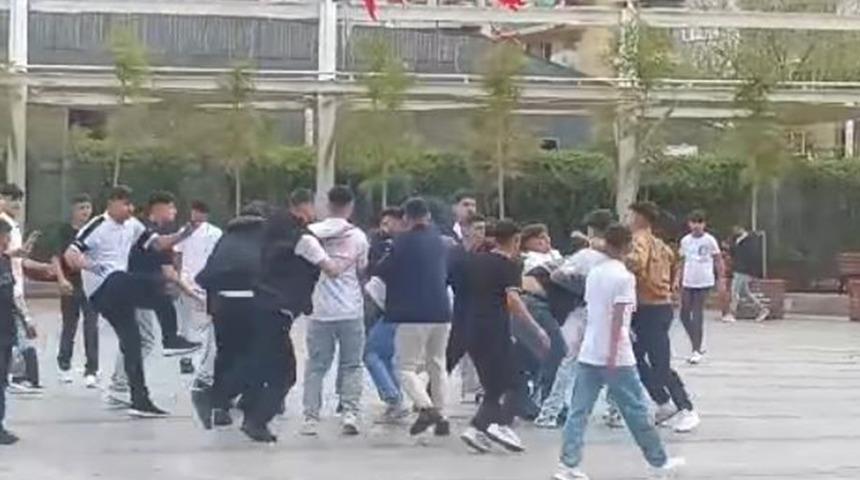 Gençlerin kavgası ortalığı karıştırdı: 1 yaralı