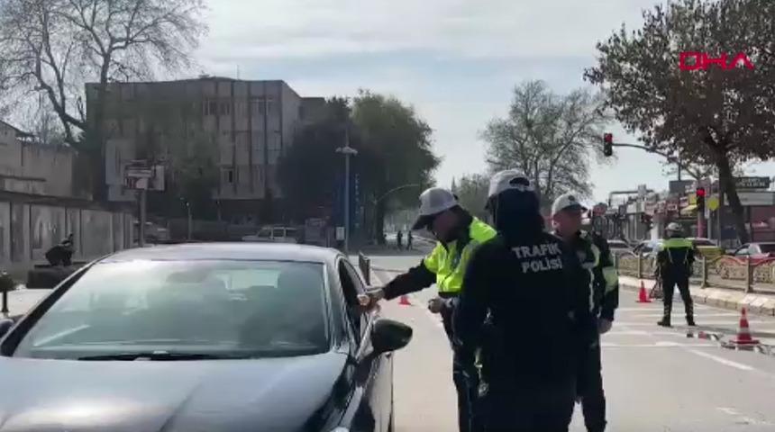Edirne polisinden trafik denetiminde bayram şekeri ikramı