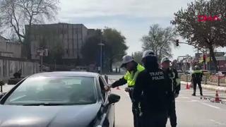 Edirne polisinden trafik denetiminde bayram şekeri ikramı