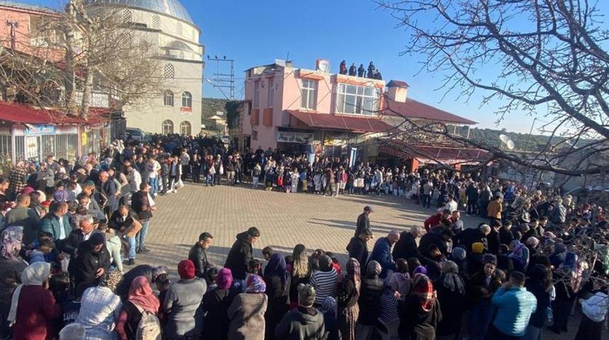 Mersin Erdemli'de mahalleli meydanda bayramlaştı