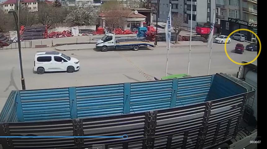 Çorum'da iki otomobilin çarpıştı! 2 kişi yaralandı