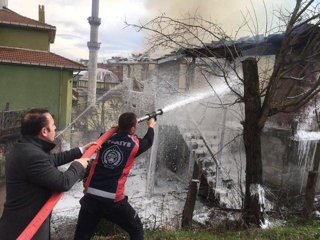 Sobadan çıkan kıvılcım evi yaktı