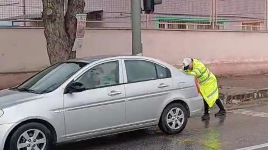 Aydın'da arızalanan araca polis yardımı