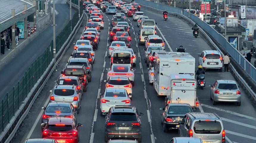 İstanbul'da akşam saatlerinde trafik yoğunluğu!