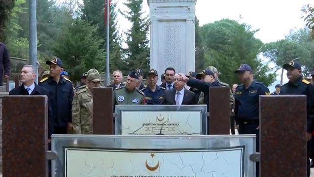 Bakan Güler, Barbaros Şehitliği'ni ziyaret etti