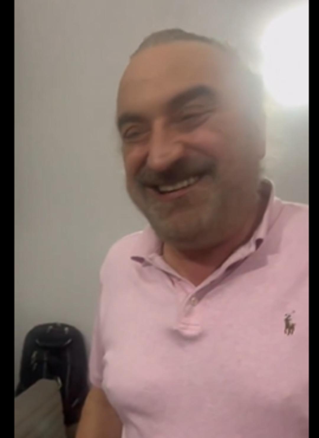 Veda gibi son görüntüsü... Konserden hemen önce kuliste kaydedilmiş! Volkan Konak kameraya böyle el sallamış: "Sevgi ve ışıkla kalın" 2