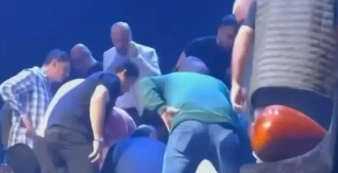 Veda gibi son görüntüsü... Konserden hemen önce kuliste kaydedilmiş! Volkan Konak kameraya böyle el sallamış: "Sevgi ve ışıkla kalın" 1