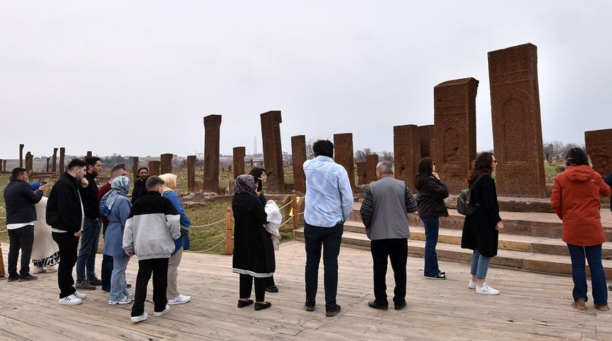 Dünyanın en büyük tarihi İslam mezarlığında Ramazan Bayramı yoğunluğu