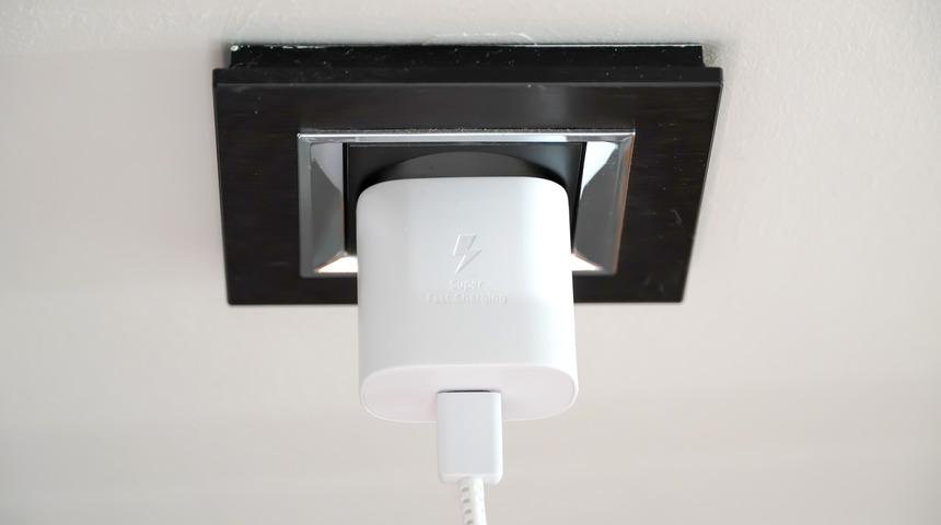 Şarj aletinden cızırtı gelmesinin nedeni nedir? Şarj aleti neden cızırtı yapar? Şarj aletinden cızırtı geliyorsa ne yapılmalı?