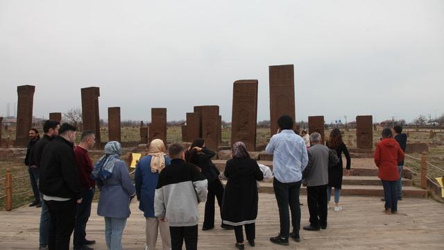 Ahlat Selçuklu Meydan Mezarlığı'nda bayram yoğunluğu